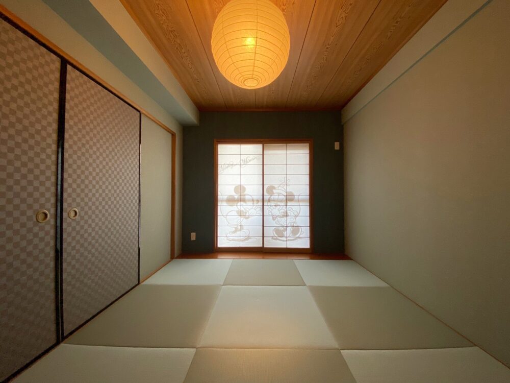 温かみのある和室×キャラクターの障子|愛知県名古屋市緑区にてマンションの和室リフォームを行いました。畳や壁紙クロスの貼替などの内装リフォームです。古くなったクロスを温かみのあるおしゃれな和モダン風のグリーンカラーとアクセントクロスとしてエメラルドグリーンを採用しています。畳は市松敷きを採用し和モダンテイストになるよう演出しました。ミッキーの障子が映えるようなアクセントクロスと窓から差し込む光で素敵なお部屋になったかと思います。名古屋リフォーム名古屋市名東店|[公式]名古屋リフォーム|名古屋リフォームは名古屋市・日進市・春日井市のおしゃれなリフォーム＆リノベーション専門会社です