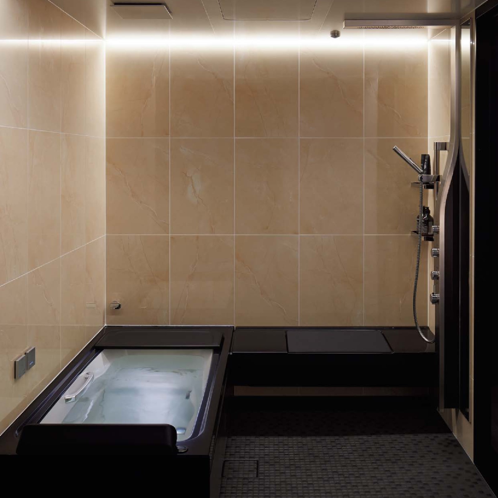 LIXILのハイグレードのユニットバス、スパージュです。シャワーデザインや床や壁の素材が最高級のオプション。浴槽には肩湯・肩ほぐし湯・腰ほぐし湯のアクアフィールが搭載されています。入浴をリラクゼーションにするハイグレードバスルームのスパージュ。お見積り・ご相談は名古屋リフォームへお任せください。|[公式]名古屋リフォーム|名古屋リフォームは名古屋市・日進市・春日井市のおしゃれなリフォーム＆リノベーション専門会社です