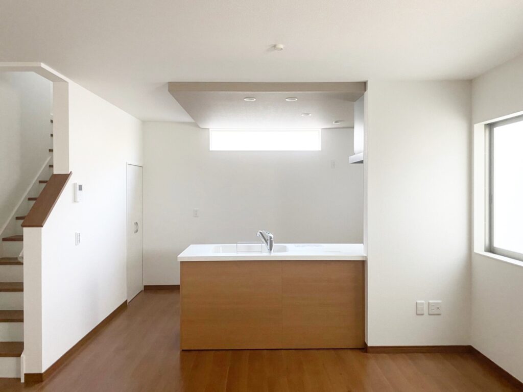 戸建住宅 × 内装リフォーム・キッチン交換工事愛知県名古屋市昭和区の戸建て住宅のマンションリフォームを行いました。全体リフォームとしてクロス・床にフローリング・建具・サッシを全て新しく取替えています。キッチンは対面のオープンキッチンに変更しリビングを見渡せるようにしています。キッチンの下がり天井は木目調でおしゃれな空間に。内装工事でより一層明るくあたたかみのあるナチュラルな空間になりました。〈名古屋リフォームの施工事例〉名東区天白区瑞穂区緑区中川区中区日進市長久手市をエリアとしリフォーム＆リノベーションを行っています。|[公式]名古屋リフォーム|名古屋リフォームは名古屋市・日進市・春日井市のおしゃれなリフォーム＆リノベーション専門会社です