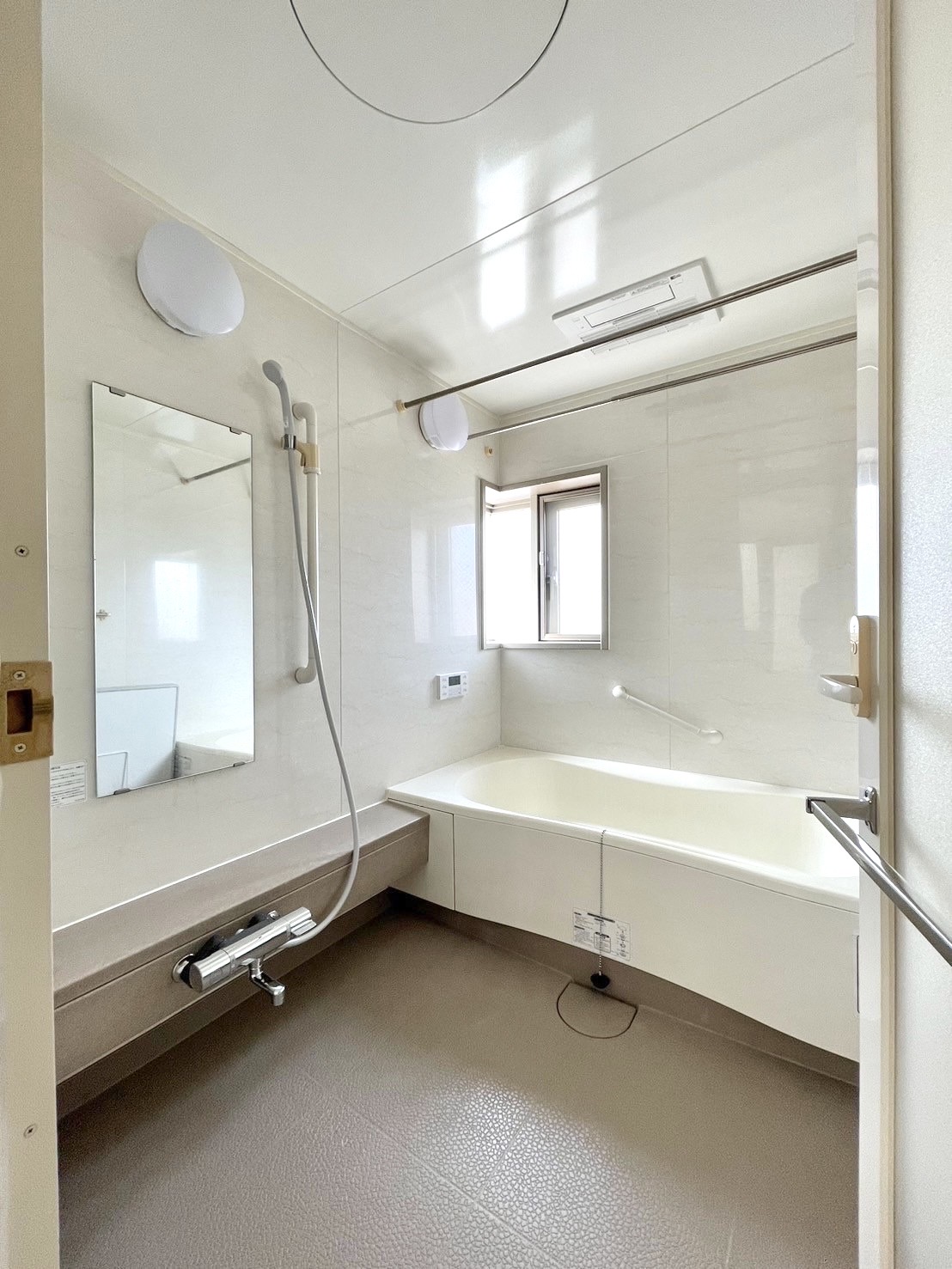 愛知県日進市にてマンションリフォーム工事が完了しました。キッチンとお風呂、トイレの水まわり交換工事です。システムキッチンを まるごとLIXILのノクトに変更。食洗器ミーレやウォールユニットの便利なな収納棚を搭載したこだわりのキッチンです。クロスをアクセントクロスに。ユニットバスはそのままで浴室暖房乾燥を取り入れています。また水栓を新しく交換。 〈名古屋リフォームの施工事例〉|[公式]名古屋リフォーム|名古屋リフォームは名古屋市・日進市・春日井市のおしゃれなリフォーム＆リノベーション専門会社です