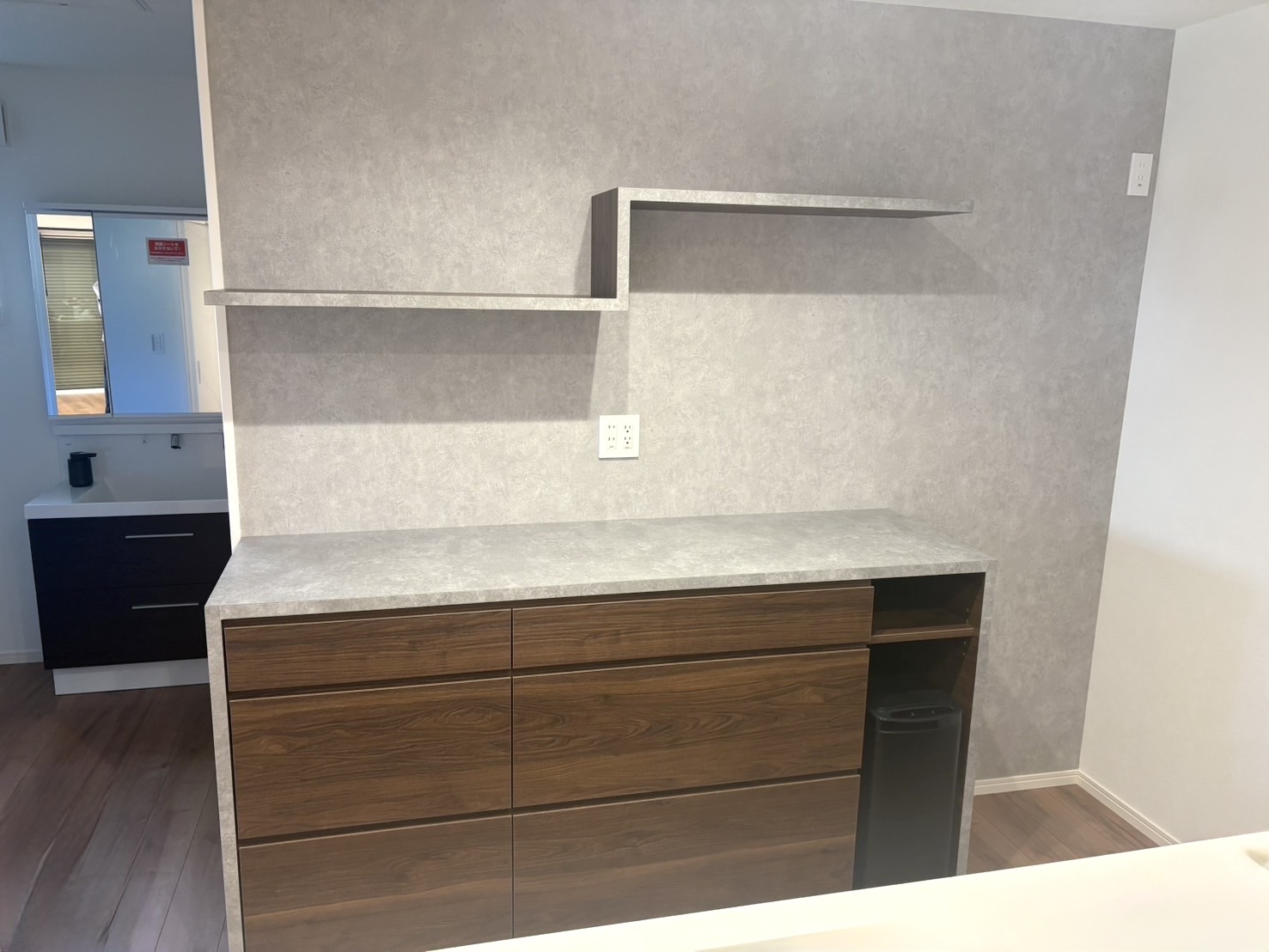 名古屋市　中川区　リフォーム工事　内装　クロス　塗装　グレーの壁紙　おしゃれ　カップボード　特注　オリジナル　オーダー　造作　キッチンまわり|[公式]名古屋リフォーム|名古屋リフォームは名古屋市・日進市・春日井市のおしゃれなリフォーム＆リノベーション専門会社です