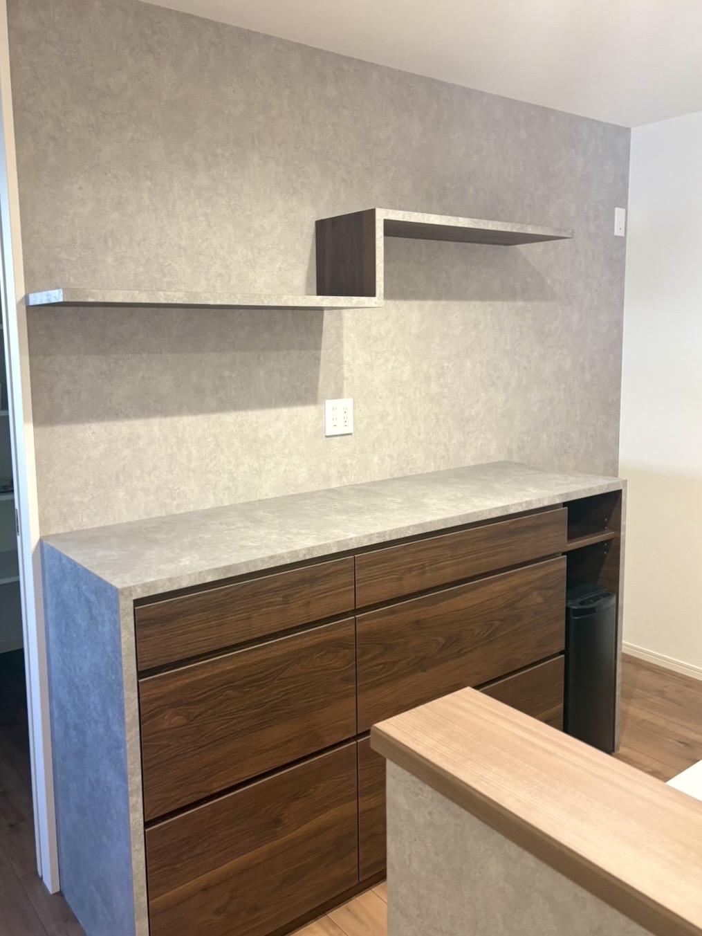 名古屋市　中川区　リフォーム工事　内装　クロス　塗装　グレーの壁紙　おしゃれ　カップボード　特注　オリジナル　オーダー　造作　キッチンまわり|[公式]名古屋リフォーム|名古屋リフォームは名古屋市・日進市・春日井市のおしゃれなリフォーム＆リノベーション専門会社です