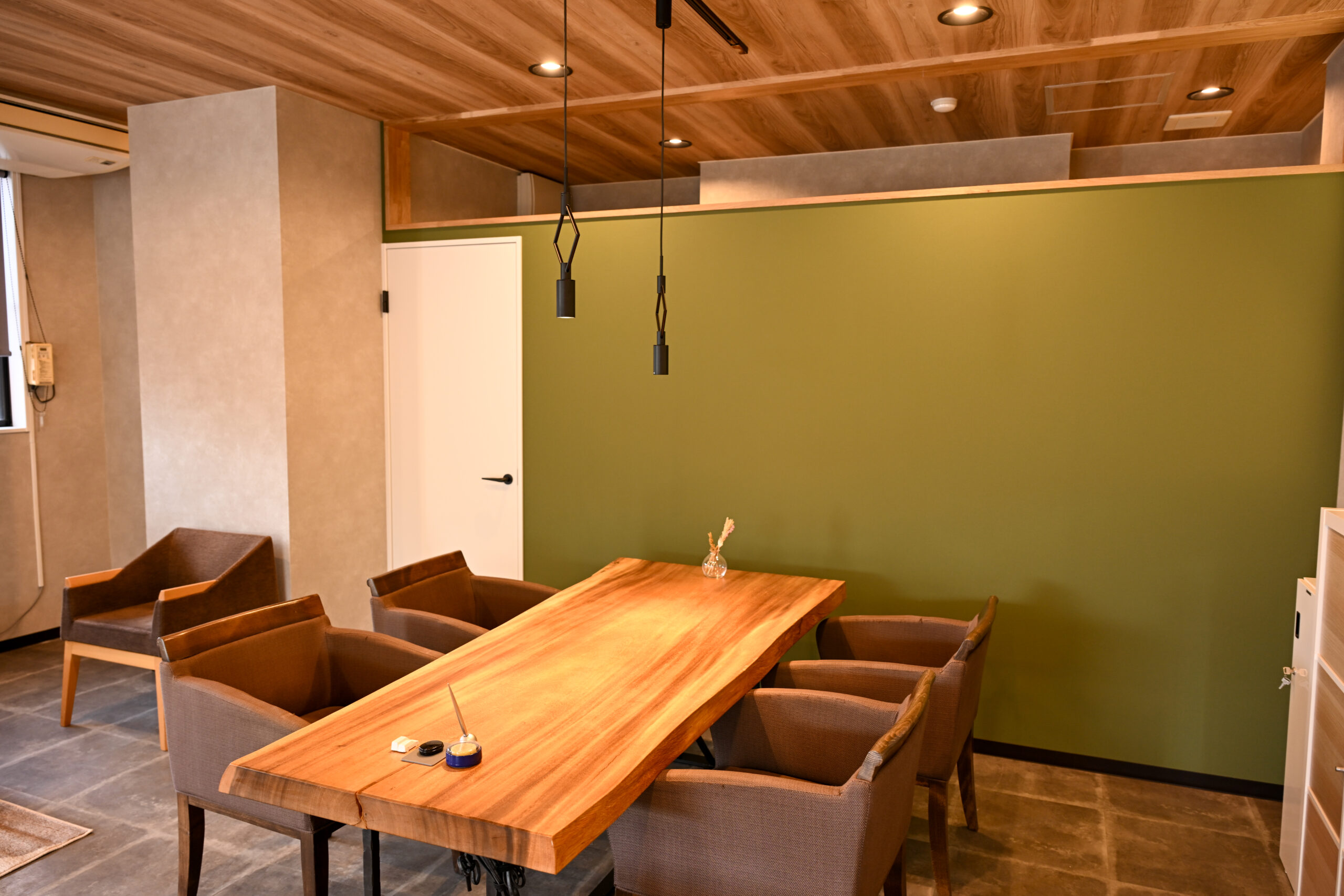 名古屋市　名東区　リフォーム　店舗　オフィス　事務所　おしゃれ　木目天井　木調　ナチュラル　リノベーション|[公式]名古屋リフォーム|名古屋リフォームは名古屋市・日進市・春日井市のおしゃれなリフォーム＆リノベーション専門会社です