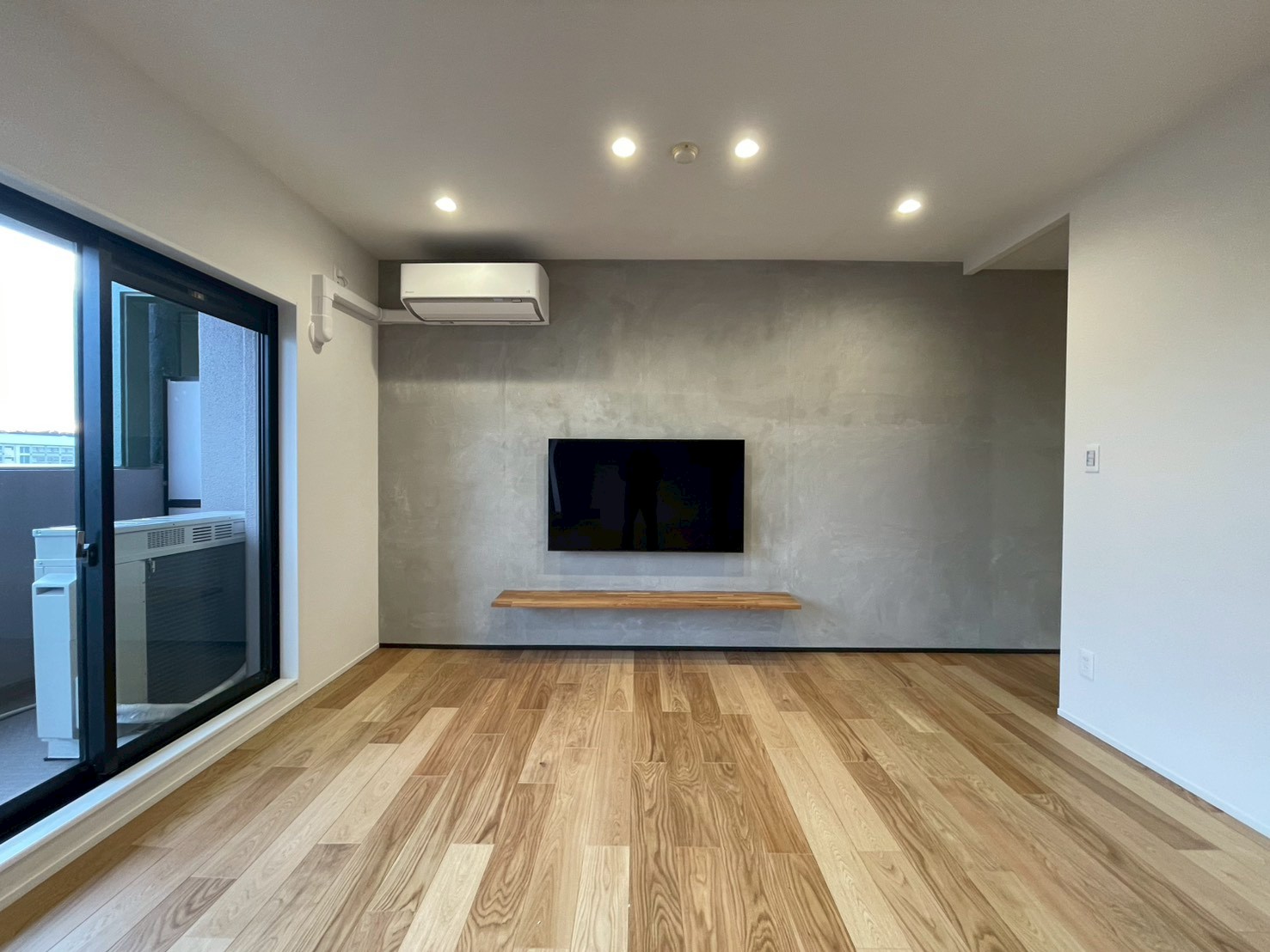 テレビ　壁紙デザイン　グレー　モダン　マンション　リフォーム　リノベーション工事　名古屋　リビング|[公式]名古屋リフォーム|名古屋リフォームは名古屋市・日進市・春日井市のおしゃれなリフォーム＆リノベーション専門会社です